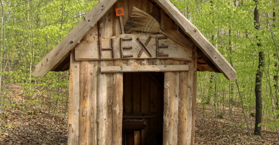 WaldPfad Schlauer Ux_Hexenhäuschen_JenaKultur_K.Schulz WaldPfad Schlauer Ux_Hexenhäuschen_JenaKultur_K.Schulz